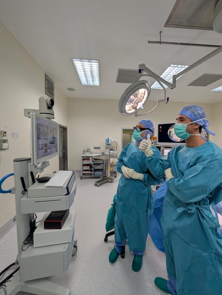 El Hospital Asepeyo Sant Cugat incorpora la telecirugía en una intervención pionera de prótesis osteointegrada